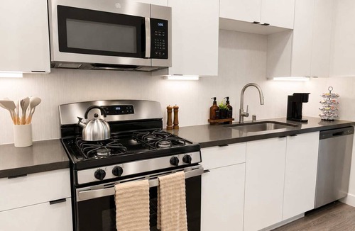 Lyon Street Apartment | Modern Apartment 10 Min to Disneyland | Pool & Gym