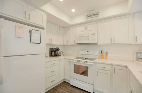 Downtown Condo | Modern Coastal Condo in Downtown Pismo Beach | Gated Parking | Walk to Beach