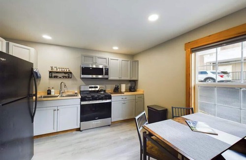 Mariposa Apartment | Modern Comfort Suite B - Heart of Downtown