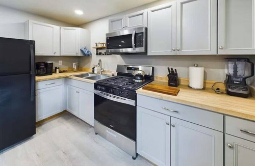 Mariposa Apartment | Modern Comfort Suite B - Heart of Downtown