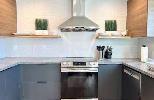 Northside Villa | Modern Designer Downtown Townhouse Secure Parking