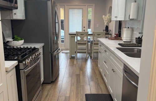 Fresno House | Modern Family Escape with Pool & outdoor kitchen