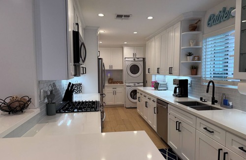 Van Nuys House | Modern Family-Friendly Retreat w/Backyard Oasis + BBQ Near Studios & Beaches