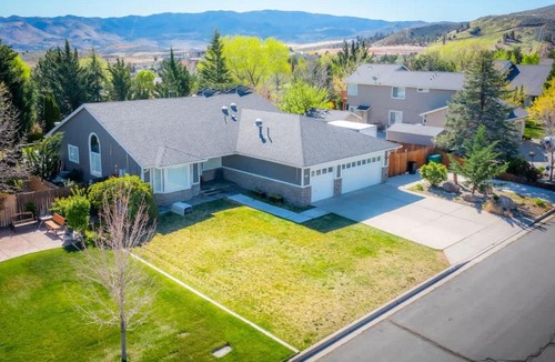 Reno House | Modern Getaway for 11- Hot Tub Games Gym