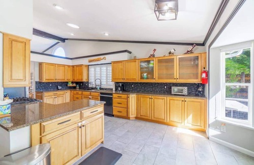 Reno House | Modern Getaway for 11- Hot Tub, Games, Gym