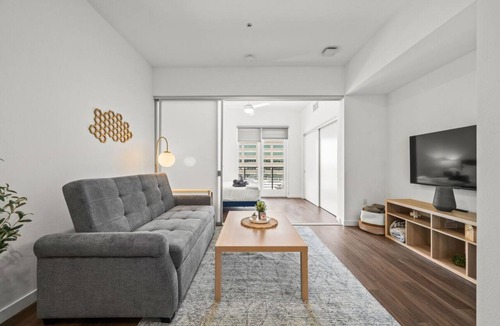 West Gateway Apartment | Modern Getaway/Heart of Long Beach