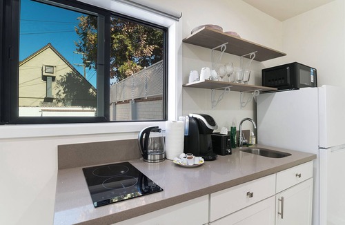 Greater Wilshire - Hancock Park Apartment | Modern Guest Suite for Two by The Grove Miracle Mile