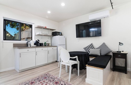 Greater Wilshire - Hancock Park Apartment | Modern Guest Suite for Two by The Grove Miracle Mile