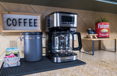 Raisin House | Modern home 3-BR Retreat — Quiet, Cozy, & Family-Friendly in Fresno.