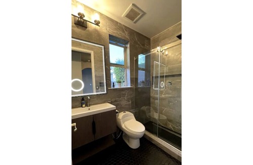 Fresno House | Modern home near hwy99 & Yosemite newly renovated!