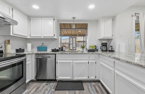 Raisin House | Modern Home Near Med Centers, King Bed, Fire Pit