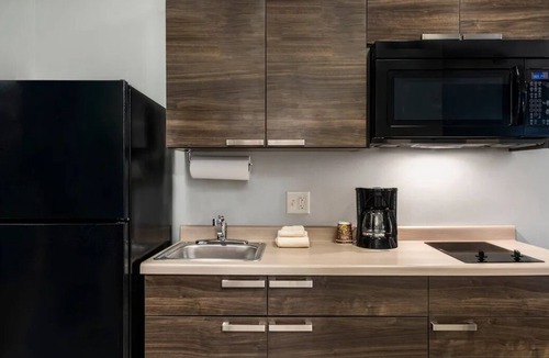 Redding Hotel | Modern Hotel Near I-5 Exit 677 by Cascade Theater & Burney Falls