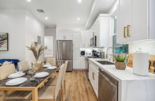 Burbank House | Modern LA Pool Home · Fire Pit · Sleeps 6 · 20 min to Universal · SoFi 22 mi