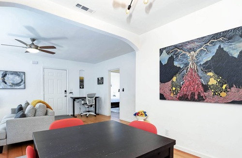 Oakland House | Modern local artist home with big yard, close to freeway