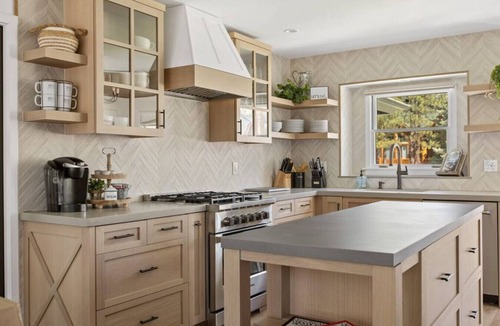 Evergreen Estates Cabin | Modern Lodge Near the Ski Slopes, Hot Tub, Games