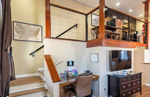 Eureka Apartment | Modern Loft @ historic Colonnade Hotel