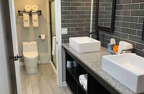 Eureka Apartment | Modern Loft @ historic Colonnade Hotel