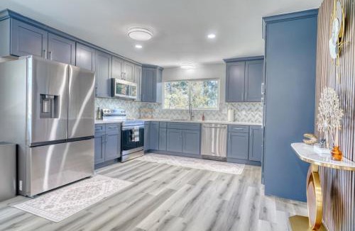 Groveland House | Modern Luxury Sierra Lodge | 3BR, 3BA | Hotel Vibe