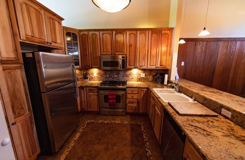 Mammoth Lakes Condo | Modern Mountain 4 bedrooms On Free Ski/Town Shuttle loop