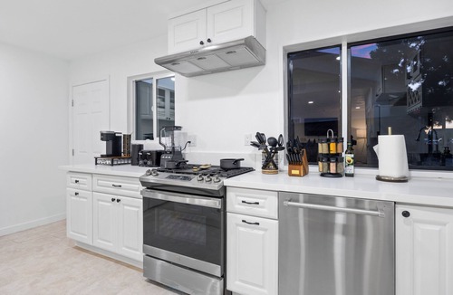 Midway City House | Modern Oasis with Game room 15mins to Disneyland,beaches&more!
