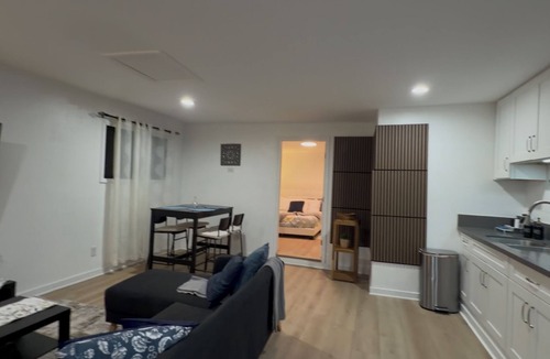 Palms House | Modern One bedroom Guest House with WiFi, AC, Charming Patio, near Culver City,