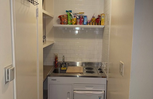 Inglewood Apartment | Modern & Private Studio Retreat in the Heart of Inglewood