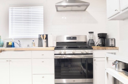 Tulare House | Modern & Private Tulare Getaway Near the Outlets!