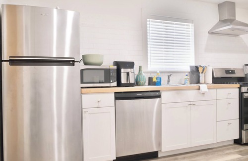 Tulare House | Modern & Private Tulare Getaway Near the Outlets!