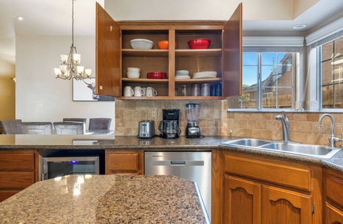 Fresno House | Modern Ranch Home - 4 Bedrooms w Chef's Kitchen