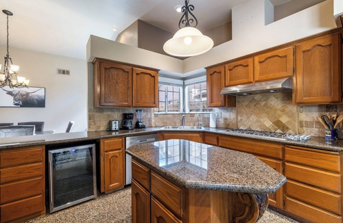 Fresno House | Modern Ranch Home - 4 Bedrooms w Chef's Kitchen