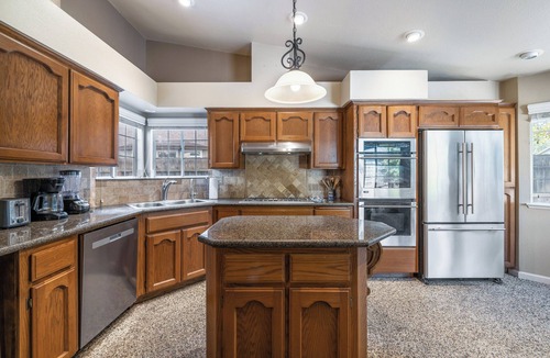 Fresno House | Modern Ranch Home - 4 Bedrooms w Chef's Kitchen