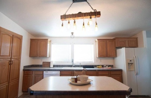 Crystal House | Modern Retreat near Death Valley w/scenic mountain views & stargazing
