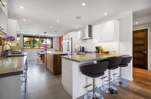 East Mesa House | Modern Sea Escape - with A/C, steps to Shoreline Park, beach, Hot tub, Bocce Ball, Dog OK