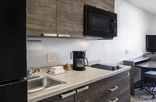 Redding Hotel | Modern Space Ideal for Comfortable Nights Near Burney Falls