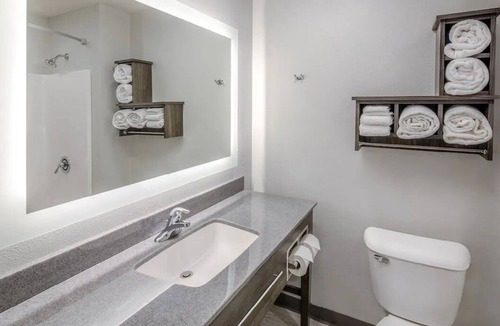 Redding Hotel | Modern Space Ideal for Comfortable Nights Near Burney Falls