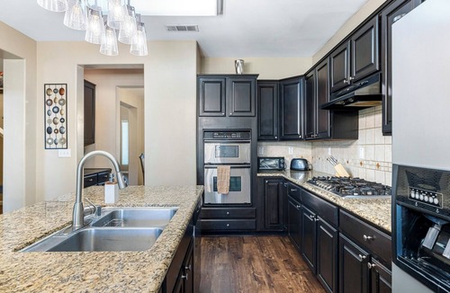 Clovis House | Modern & Spacious Clovis Home 4 Bd/4 Ba, 3400 SF