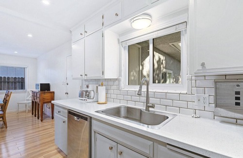 Raisin House | Modern, Sparkling Clean Home w/ 55” Roku TV, BBQ, King Suite, Garage