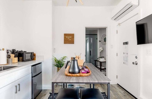 Ladera Heights Apartment | Modern Studio | 10min to LAX & SoFi + Patio & WiFi