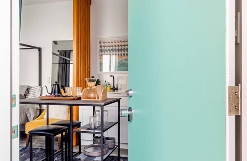Ladera Heights Apartment | Modern Studio | 10min to LAX & SoFi + Patio & WiFi