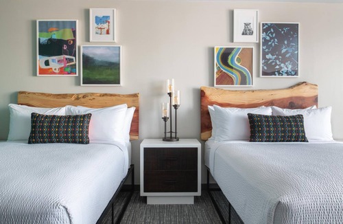 Independence Hotel | Modern & Stylish Room Near Downtown Independence – Walk to Shops & Parks