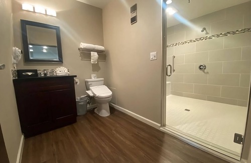 Torrance Hotel | Modern Suite Close to Redondo Beach & Manhattan Beach Attractions