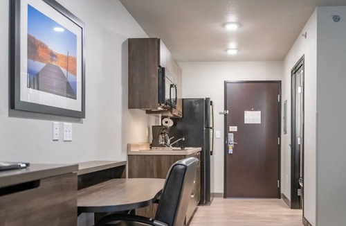 Redding Hotel | Modern Suite w/Kitchenette – Relax in Style Near Redding’s Top Attractions