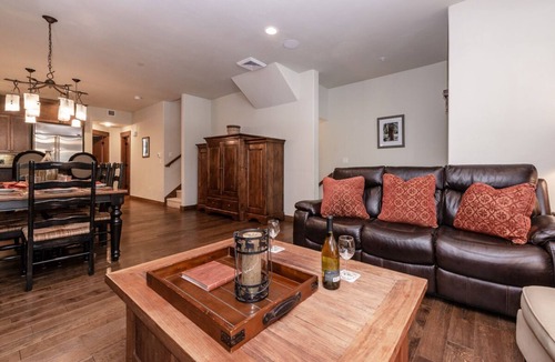 Woodwinds House | Modern Townhome on Sierra Star Golf Course! Private Hot Tub!