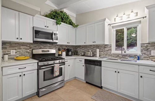 Santa Clarita House | Modern Valencia Retreat Near Six Flags Slps 8