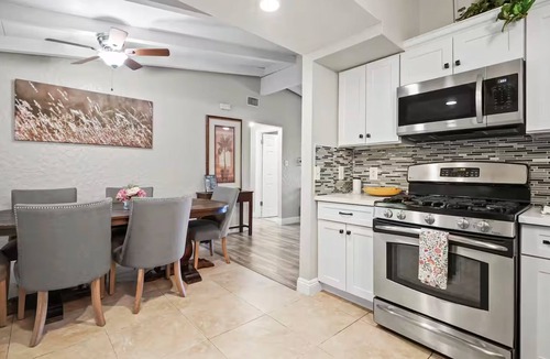 Santa Clarita House | Modern Valencia Retreat Near Six Flags Slps 8