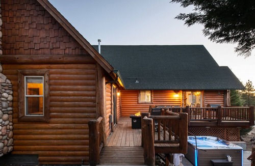 Castle Glen Estates Cabin | Moonridge by AvantStay | Cozy Big Bear Cabin w/ Hot Tub, Game Room&Large Balcony