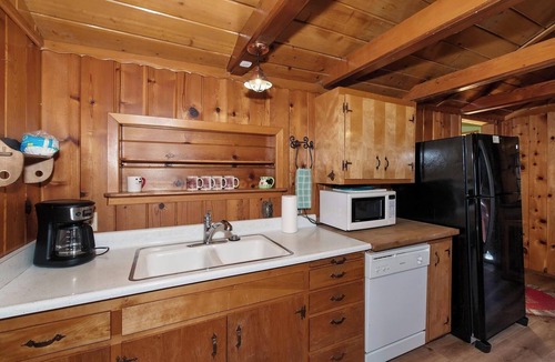 Big Bear Lake Cabin | Moose Creek Manor by Destination Big Bear : Near the Village!BBQ! Cable TV! Laundry! Cute Yard! Historic Charm!