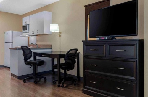 Sacramento Hotel | Motel 6 Extended Stay Sacramento Arden Way CA