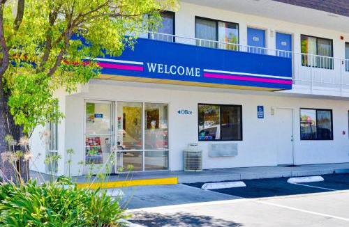 Santa Nella Hotel | Motel 6 - Santa Nella, on i-5