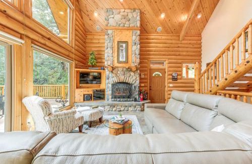 Shaver Lake House | Mountain Cabin w/Hot Tub: 4 Mi to Shaver Lake!